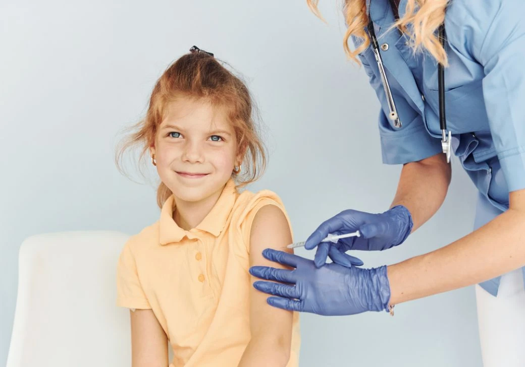 Devojčica prima vakcinu protiv velikog kašlja.